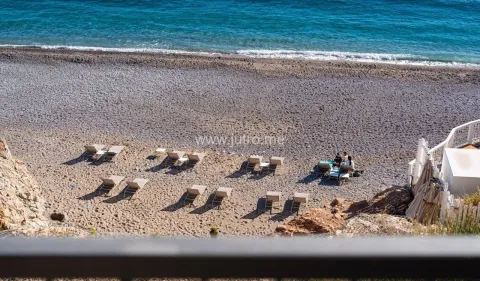 Pogled sa terase na plažu i more. - image 15