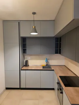 Moderna kuhinja sa sivim elementima i ugradnim uređajima. - image 4