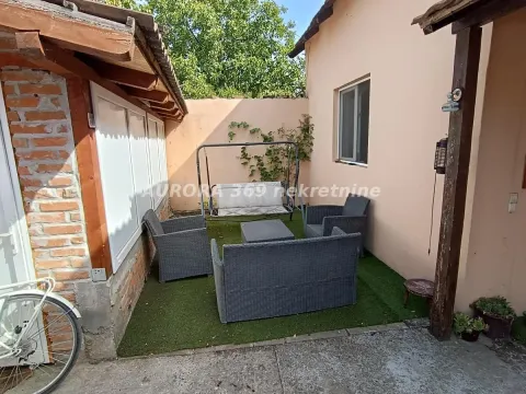 Uređeno dvorište sa garniturom za sedenje i ljuljaškom. - image 2