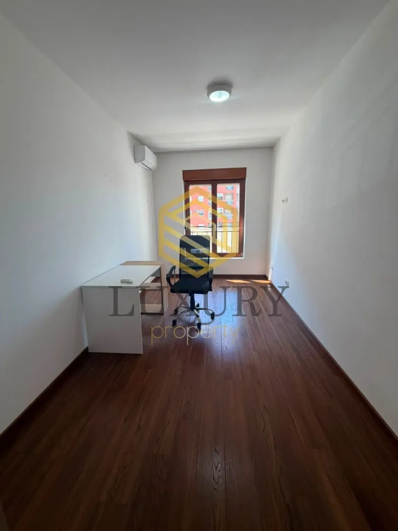 Izdavanje, poslovni prostor, 70m², Master Kvart, Podgorica