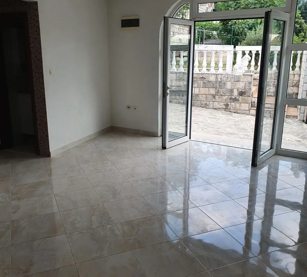 Rent, office space, 27m², Dobrota, Kotor