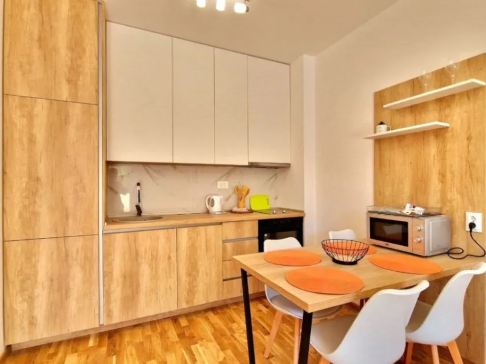 Izdavanje, jednosoban stan, 50m², Bečići, Budva
