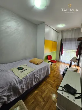Namještena spavaća soba sa krevetom, garderoberom i parketom. - image 6