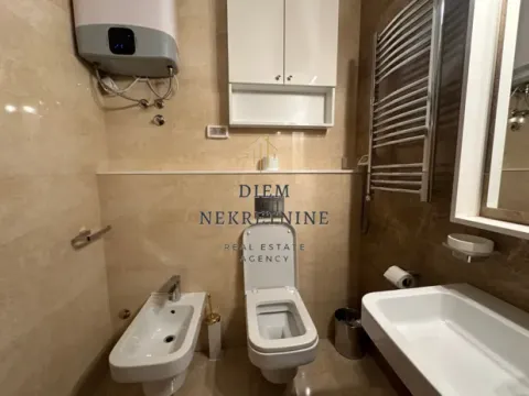 Izdavanje, četvorosoban stan, 130m², Centar, Podgorica - image 19