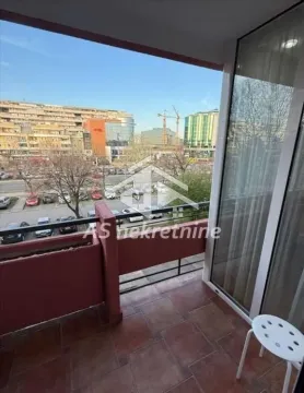 Natkrivena terasa sa pogledom na ulicu i zgrade. - image 17