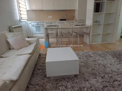 Dnevni boravak sa trpezarijom i kuhinjom u pozadini. - image 5