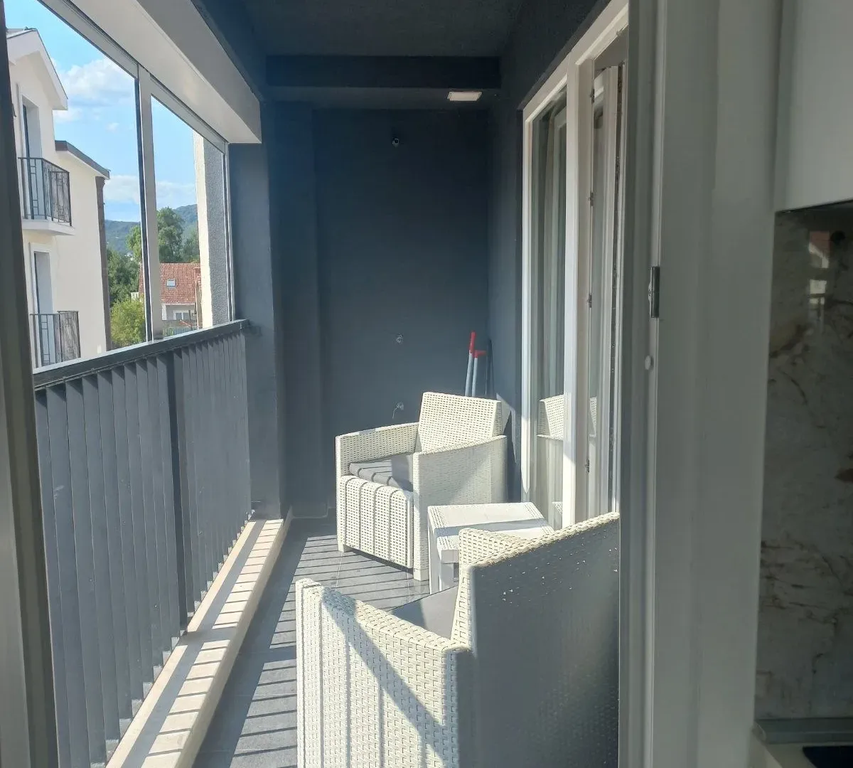 Izdavanje, dvosoban stan, 70m², Kalimanj, Tivat