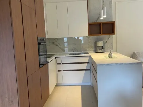 Izdavanje, dvosoban stan, 60m², Škaljari, Kotor - image 1