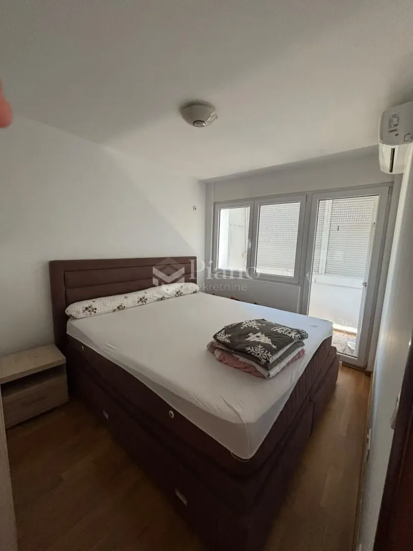 Bedroom with a double bed and access to the terrace.