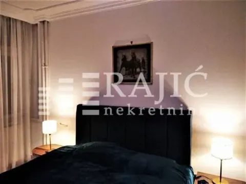 Furnished bedroom with a double bed and bedside lamps. - image 11