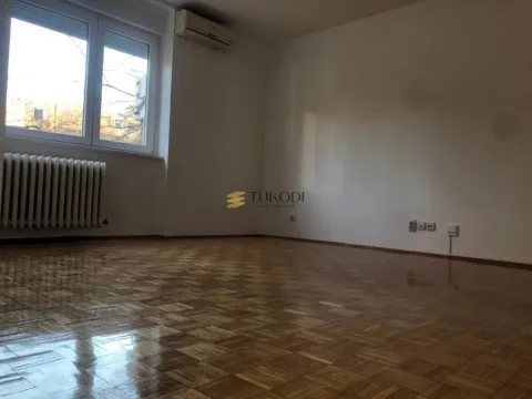 Prazna soba sa parketom, prozorom i radijatorom. - image 8