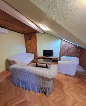 Dnevna soba sa garniturom za sjedenje i drvenim krovnim gredama. - image 3