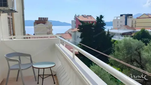 Balkon sa stolićem i stolicom i pogledom na more. - image 6