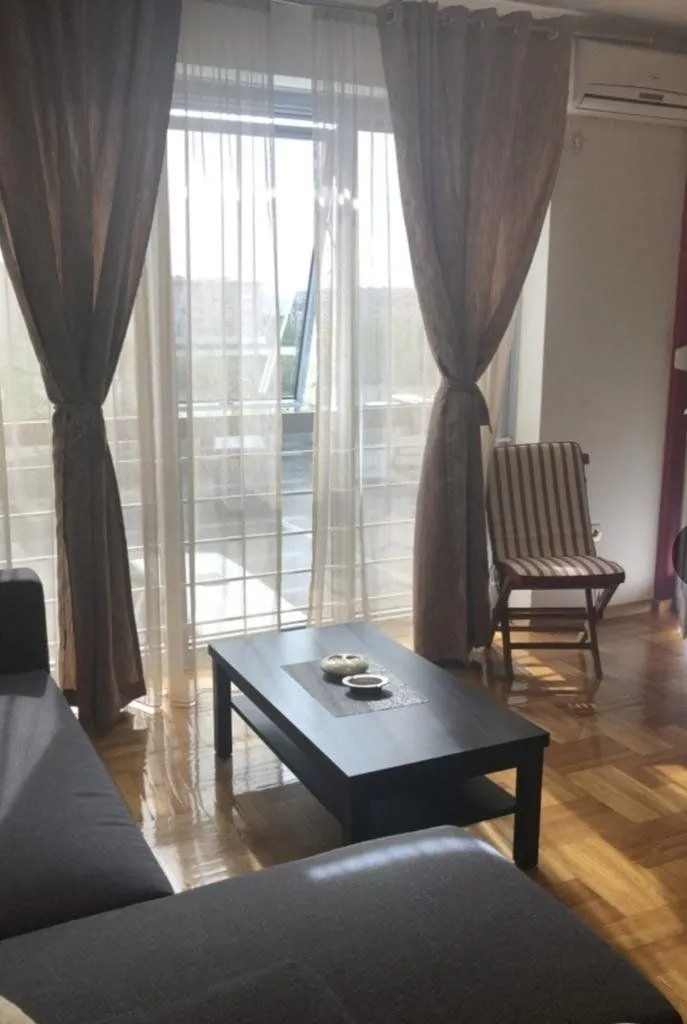Izdavanje, dvosoban stan, 75m², Tuški Put, Podgorica