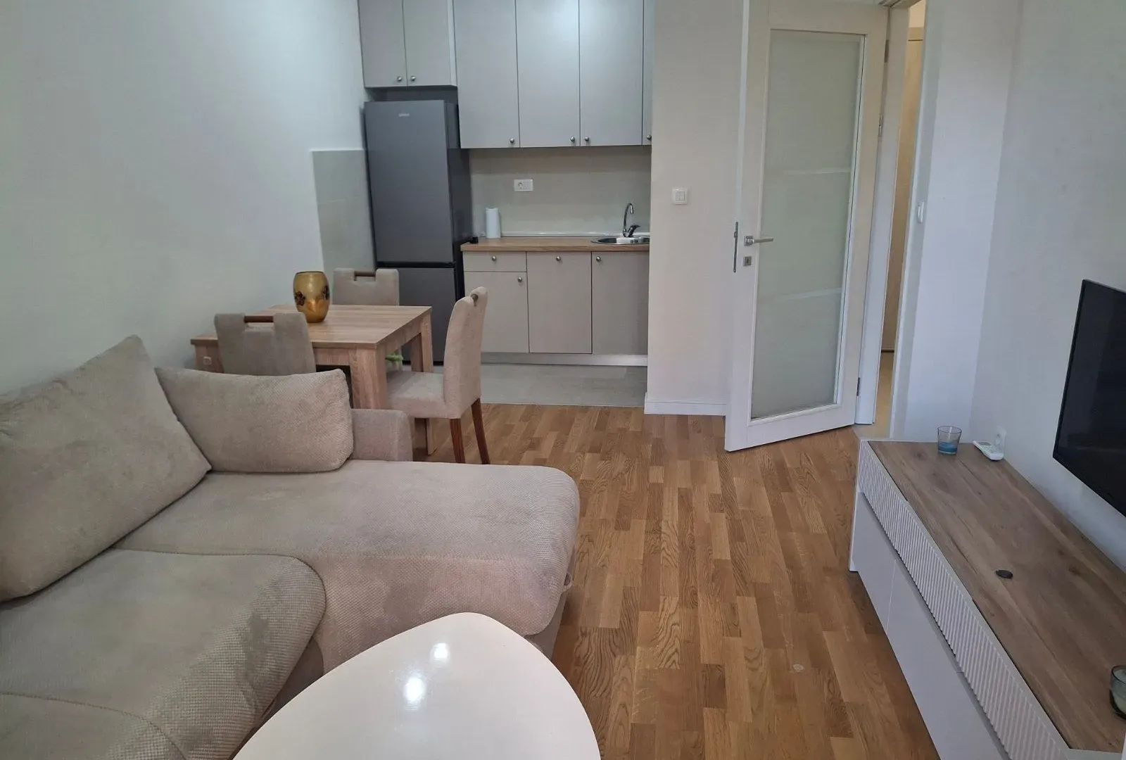 Izdavanje, jednosoban stan, 40m², Pobrežje, Podgorica