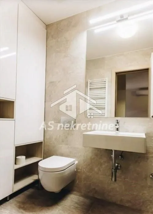 Izdavanje, trosoban stan, 68m², Vračar Sve Podlokacije, Beograd