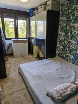 Nameštena spavaća soba sa bračnim krevetom, garderoberom i prozorom. - image 20