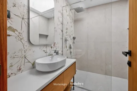 Moderne kupatilo sa umivaonikom na drvenom elementu, ogledalom i tuš kabinom. - image 24