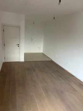 Prazna neuređena prostorija sa drvenim podom i bijelim zidovima. - image 2