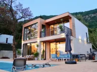 Prodaja, četvorosoban stan, 176m², Tivat, Crna Gora - image 1