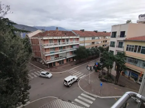 Izdavanje, dvosoban stan, 77m², Centar, Tivat - image 8