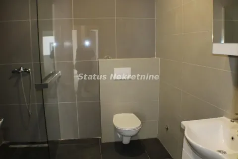 Pogled na moderno opremljeno kupatilo sa tuš kabinom, WC šoljom i umivaonikom. - image 7
