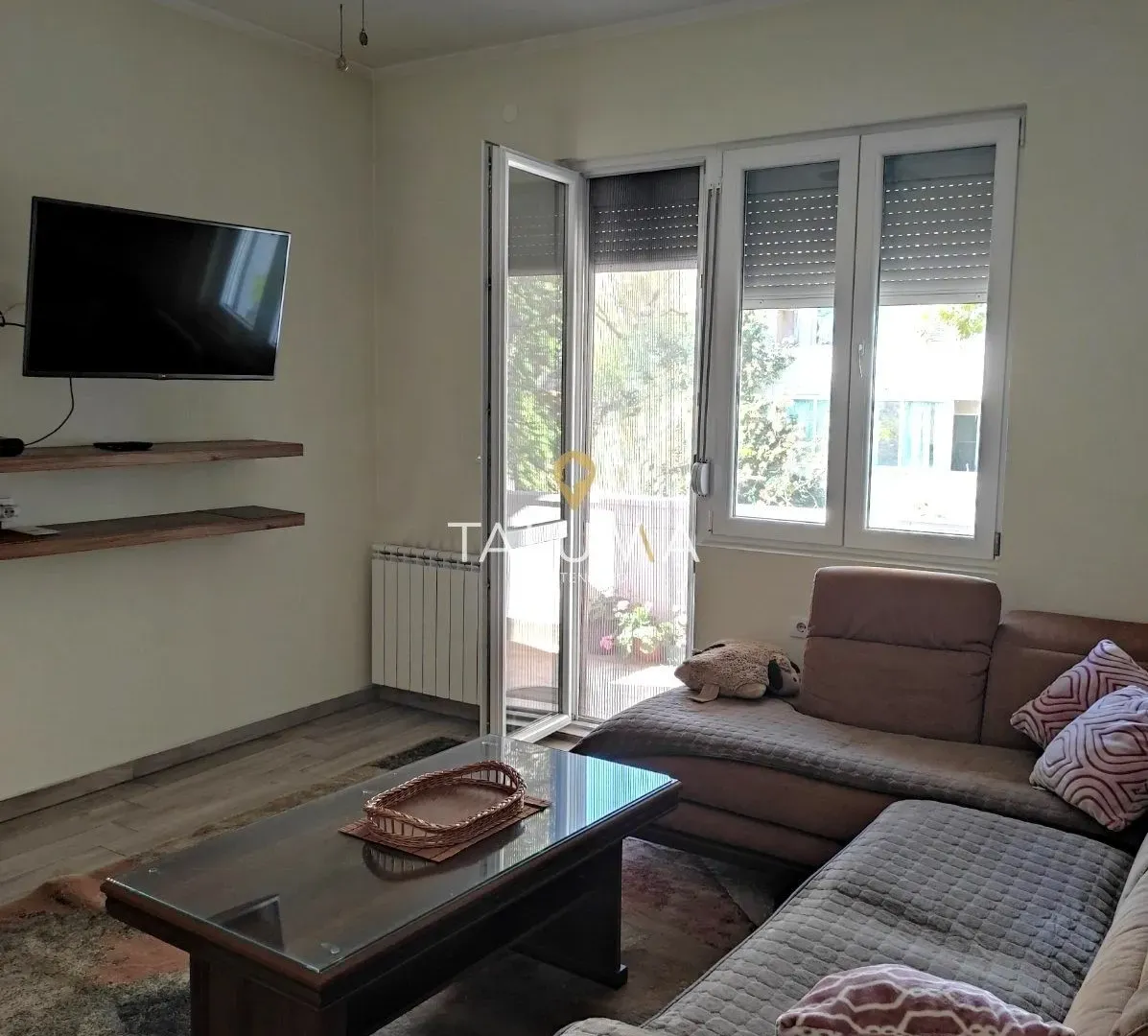 Izdavanje, dvosoban stan, 96m², Centar, Podgorica