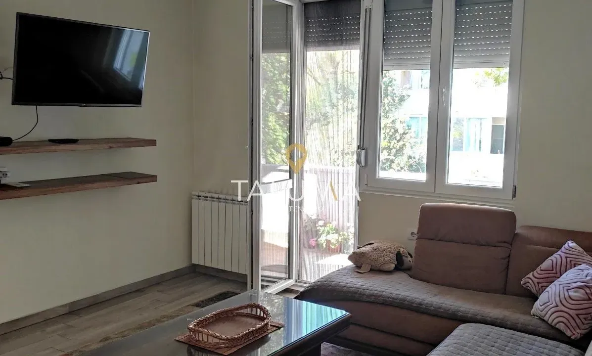 Izdavanje, dvosoban stan, 96m², Centar, Podgorica