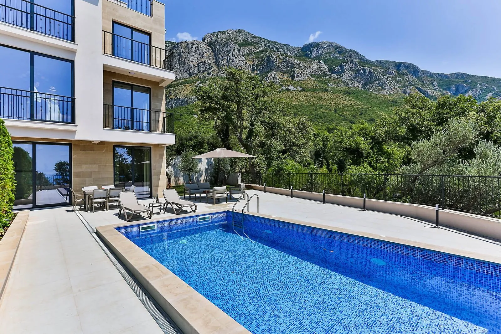 Stan-na-dan, kuća, 223m², Reževići, Budva