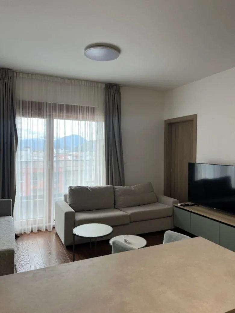 Izdavanje, trosoban stan, 90m², Master Kvart, Podgorica