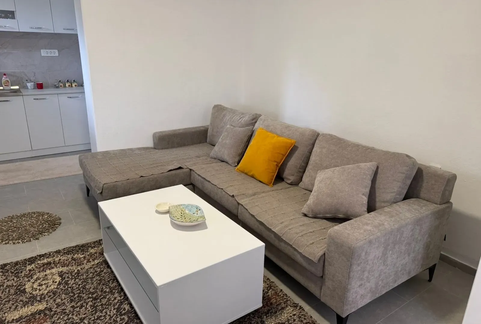 Izdavanje, dvosoban stan, 80m², Bjeliši, Bar