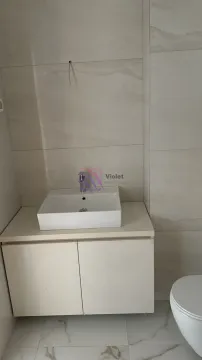 Pogled na umivaonik sa ormarićem i WC šolju u kupatilu. - image 13