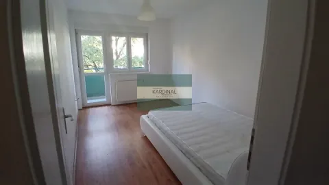 Manja spavaća soba sa krevetom i izlazom na terasu. - image 5