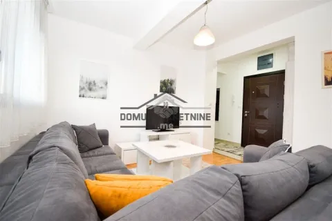 Dnevna soba sa garniturom, stočićem i televizorom. - image 4