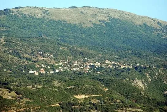 Pogled na brdoviti pejzaž sa zelenilom.