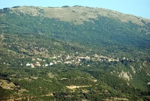 Pogled na brdoviti pejzaž sa zelenilom. - image 2