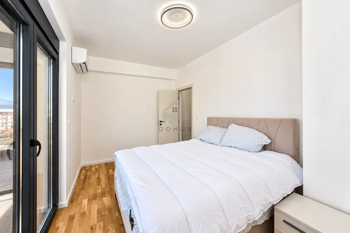 Bright bedroom with a double bed and access to the terrace.