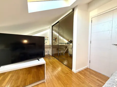 Potkrovlje opremljeno krevetom, televizorom i ugradnim plakarom sa ogledalom. - image 13