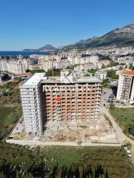 Pogled iz vazduha na stambenu zgradu u izgradnji sa okolinom i gradom u pozadini. - image 11