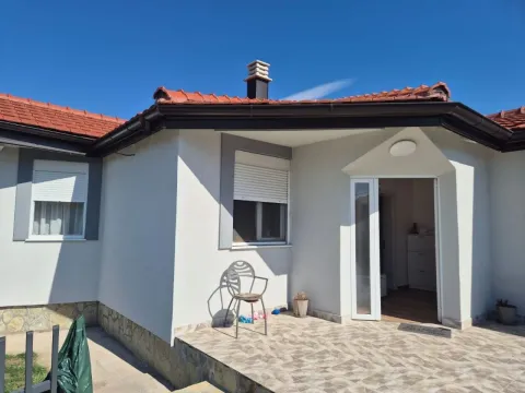 View of the entrance and terrace of a single-story house with a tiled courtyard. - image 10