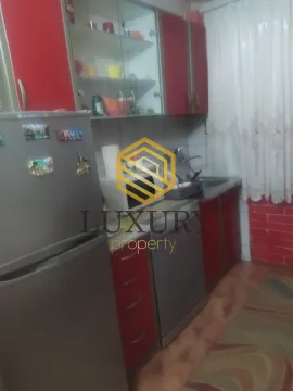 Manja kuhinja sa crvenim elementima i frižiderom. - image 3