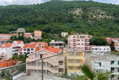 Pogled sa terase na naselje i okolno zelenilo. - image 5