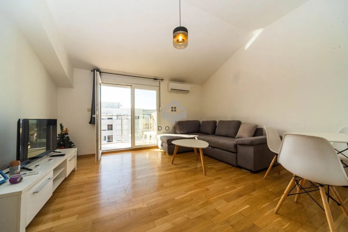 Izdavanje, jednosoban stan, 45m², Blok 9, Podgorica