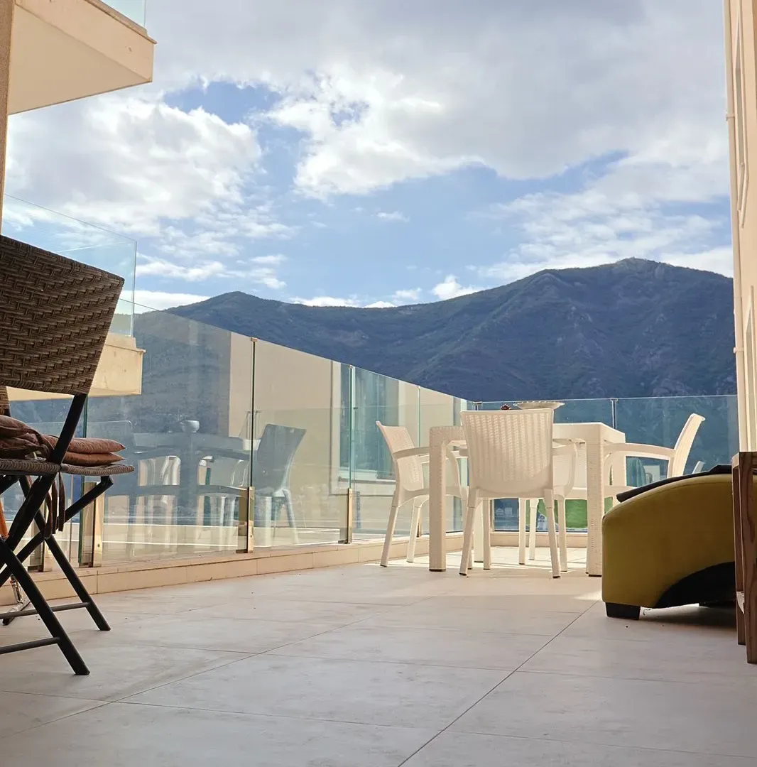 Prodaja, dvosoban stan, 106m², Dobrota, Kotor