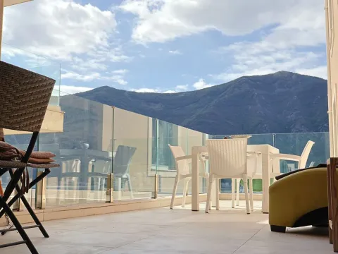 Prodaja, dvosoban stan, 106m², Dobrota, Kotor - image 1