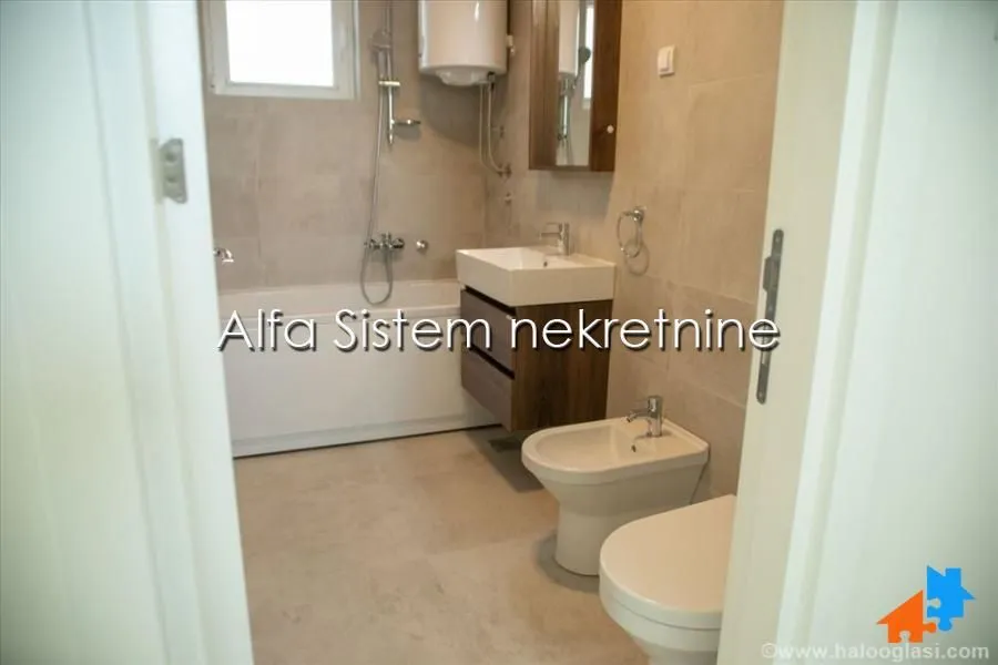 Bathroom equipped with a bathtub, washbasin, bidet, and toilet.
