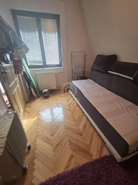 Manja soba sa krevetom na razvlačenje i parketom na podu. - image 9
