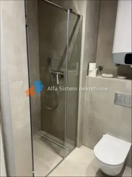 Moderno kupatilo sa tuš kabinom i ugradnom šoljom. - image 5