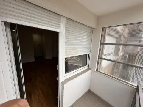 Manji natkriveni balkon sa pogledom na susedni objekat. - image 7