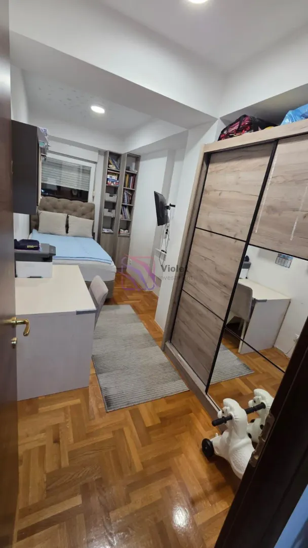 Dječja spavaća soba sa krevetom, radnim stolom i ormarom.